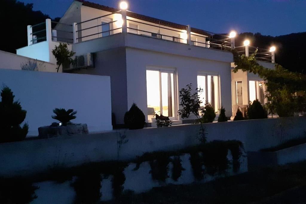 Vis - Luxury Holiday Villa With Swimming Pool Exteriör bild