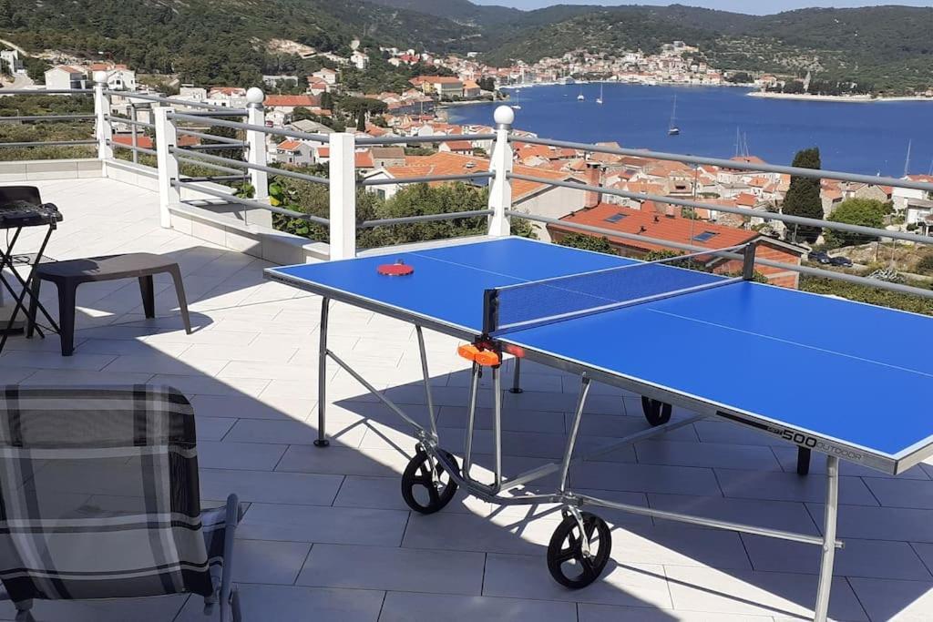 Vis - Luxury Holiday Villa With Swimming Pool Exteriör bild