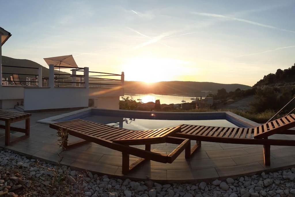 Vis - Luxury Holiday Villa With Swimming Pool Exteriör bild