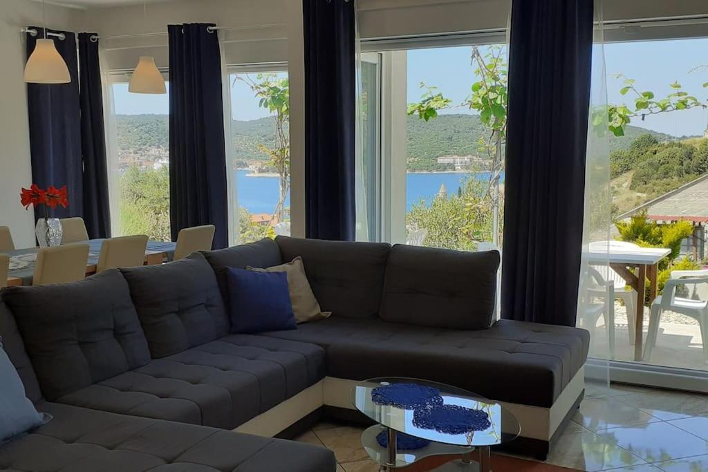 Vis - Luxury Holiday Villa With Swimming Pool Exteriör bild